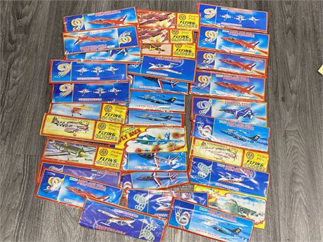 LOT OF BUILDABLE AIRPLANE TOYS