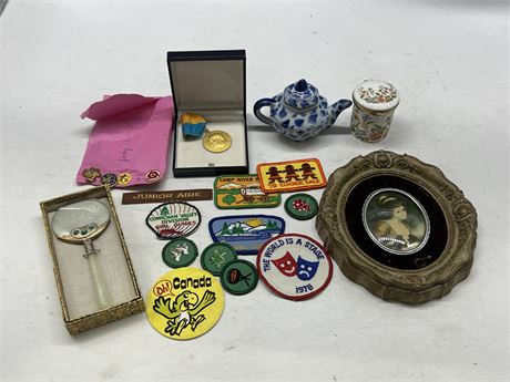 LOT OF VINTAGE ITEMS / COLLECTABLES - GIRL SCOUT BADGES, MAGNIFY GLASS, ETC