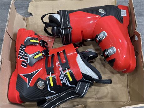 NEW ATOMIC REDSTER WORLD CUP 90 SKI BOOTS - SIZE 6.5