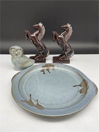 SIGNED BLUE MOUNTAIN TRAY & BLUE & BROWN HORSES/OWL (TALLEST IS 9”)