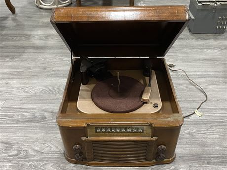 VINTAGE 1940’S ADMIRAL RADIO (16.5”X10.5”)