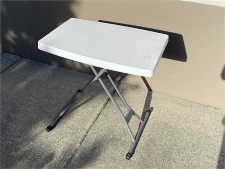 Urban Auctions WHITE FOLDING TABLE   55841800 D34b 4779 A279 92a1a9056b22 Fullsize 