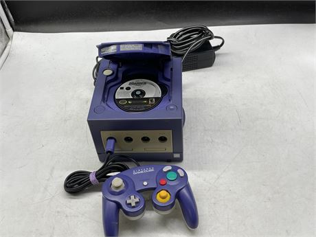 PURPLE GAMECUBE SYSTEM COMPLETE WITH GAME