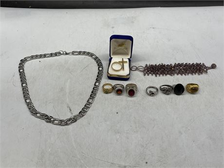 LOT OF MISC JEWELRY INCL: RINGS, NECKLACE, ETC