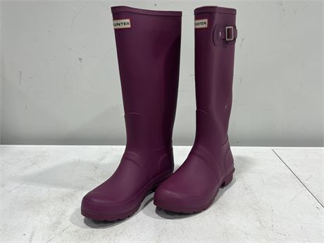 HUNTER RAIN BOOTS - 7 MENS / 8 WOMANS - GREAT CONDITION