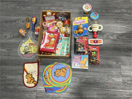LARGE LOT OF VINTAGE GARFIELD COLLECTABLES