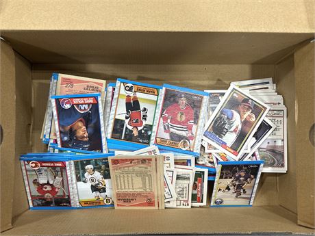 APPROX. 500 VINTAGE CARDS - MOSTLY HOCKEY