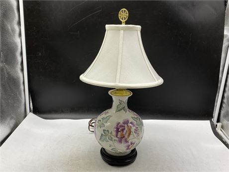 VINTAGE ASIAN PORCELAIN VASE TABLE LAMP (19” TALL)