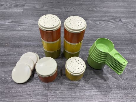 MCM VINTAGE TUPPERWARE LOT - STACKABLE SPICE CONTAINERS + MEASURING CUPS