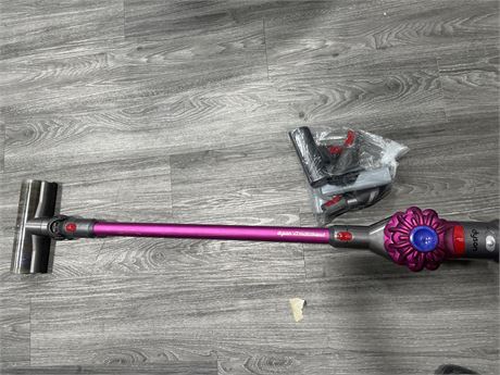 DYSON V7 MOTORHEAD STICK VACUUM WITH ATTACHMENTS (NO CHARGER AND NEEDS CLEANING)