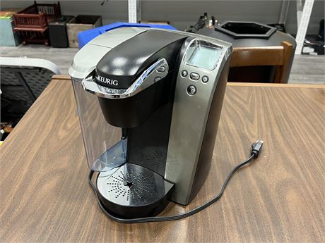 KEURIG COFFEE MACHINE - WORKS