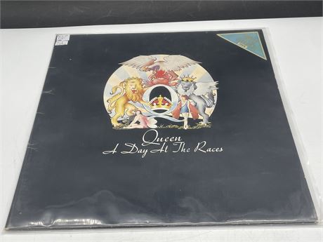 RARE UK PRESS QUEEN - A DAY AT THE RACES - (VG+) VERY LIGHT SCRATCHING