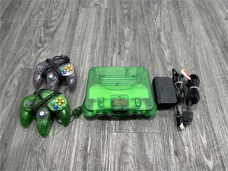 N64 JUNGLE GREEN COMPLETE CONSOLE W/ CORDS & CONTROLLERS