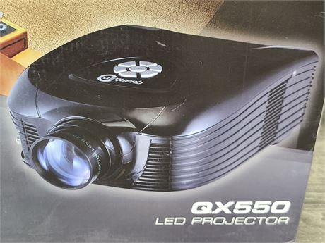 NEW IN BOX QUANTUM QX550 LED PROJECTOR