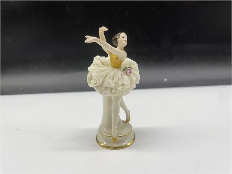1860 GERMANY BALLERINA PORCELAIN WITH LACE TUTY FIGURINE 3 1/3