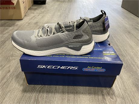 BRAND NEW SKETCHERS COOLED AIR MEMORY FOAM SHOES W/ BOX SIZE 9