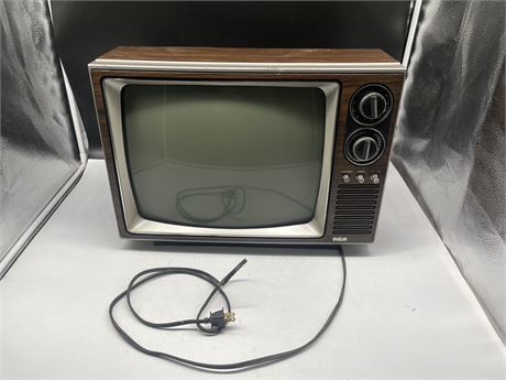 RCA VINTAGE TV - PORTABLE 20”x15” - 16” SCREEN