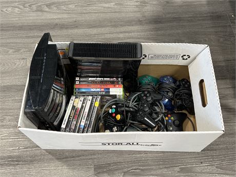 BOX OF PLAYSTATION / XBOX GAMES, SYSTEMS, CONTROLLERS / ACCESSORIES & ECT