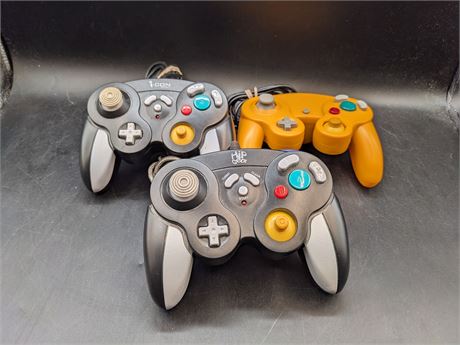 COLLECTION OF GAMECUBE CONTROLLERS (3RD PARTY) - VERY GOOD CONDITION