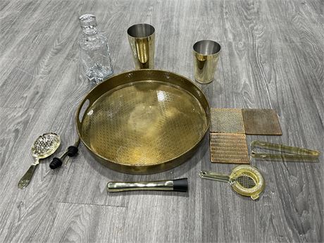BAR SERVICE SET IN GOLD COLOUR INCLUDING TRAY, DECANTER, COASTERS, ETC