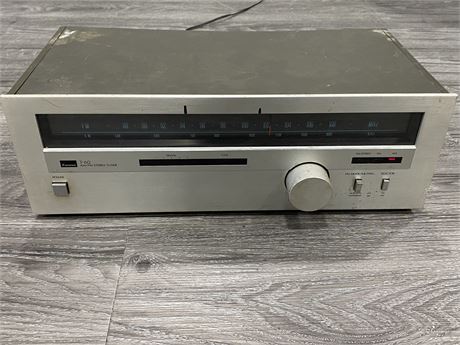 SANSUI T-60 STEREO TUNER (Turns on)
