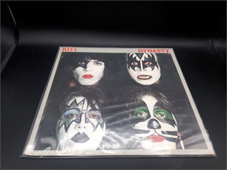 KISS DYNASTY - 1979 (NBLP-7152) WITH POSTER - VG+ (SLIGHTLY SCRATCHED) - VINYL