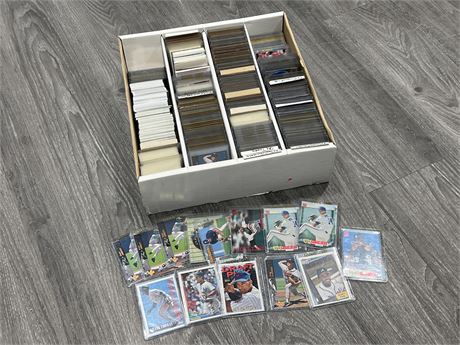 FLAT OF MLB CARDS - MANY ROOKIES / STARS - MAJORITY IN TOP LOADERS