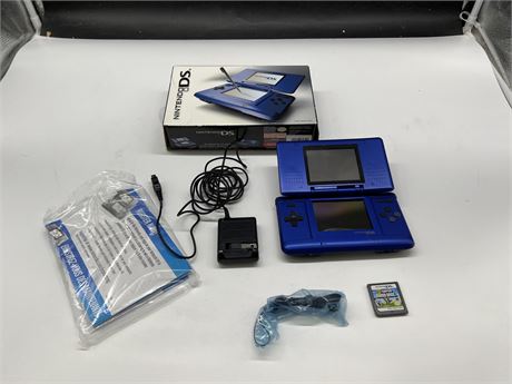 BLUE NINTENDO DS W/ OG BOX & ACCESSORIES & GAME - VERY GOOD COND.