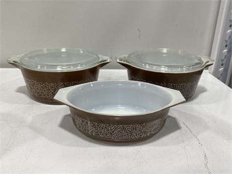 3 MATCHING PYREX BOWLS - 2 WITH LIDS