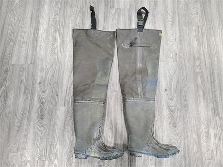 PAIR OF FLYTECH FISHING WADERS (Size 10)