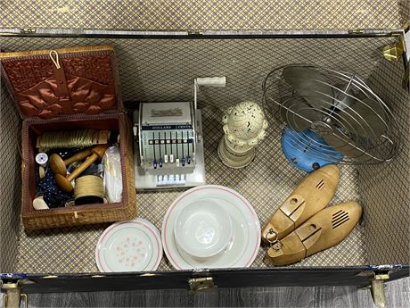 TRUNK WILL COLLECTABLES INCLUDING VINTAGE PYREX DISHES, REPO FAN, & MORE