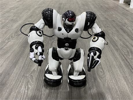 ROBO SAPIEN ROBOT TOY - WORKING (13” TALL)