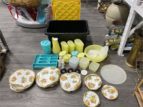 LARGE LOT OF VINTAGE KITCHEN WARE - INCLUDES TOTE