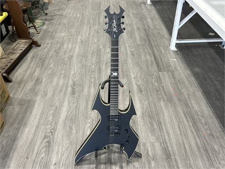 BC RICH SPECIAL EDITION ‘BEAST’ GUITAR W/STAND