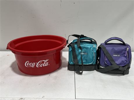 2 NEW THERMA MAX LUNCH BAGS & COKE PLASTIC BIN