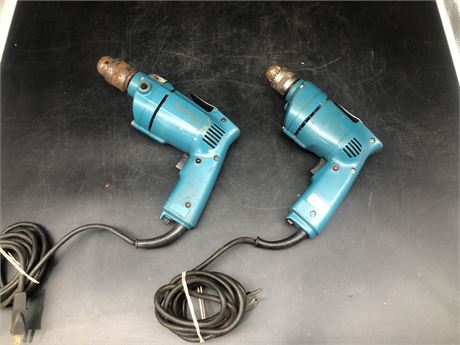 TWO MAKITA DRILLS ( works as is)