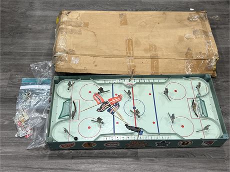 1950s PRO HOCKEY TABLE HOCKEY GAME W/6 TEAMS / FLAGS (3ft long)