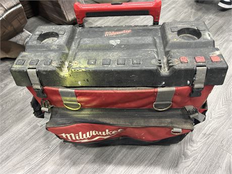 ROLLING MILWAUKEE TOOL CHEST - HAS DAMAGE SEE PHOTOS