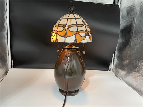 QUOIZEL PATTERNED SIGNED LAMP WITH STAIN GLASS SHADE - WORKS 20”