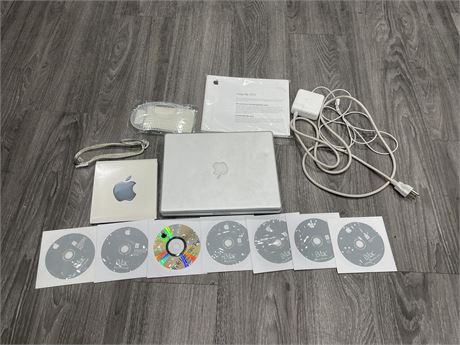 MACBOOK 2000 COMPLETE W/ MANUAL, POWER CABLE, & INSTALLATION DISCS (POWERS UP)