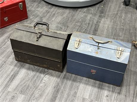 2 VINTAGE CANTILEVER TOOLBOX - 1 IS BEACH