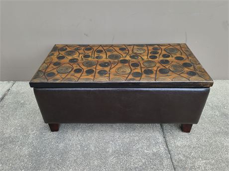 OTTOMON WITH WOOD TOP