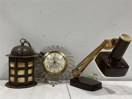 2 VINTAGE LAMPS + ELECTRIC WALL CLOCK (TALLEST IS 14”)