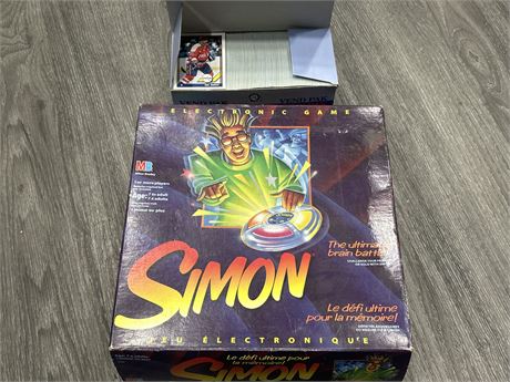 VINTAGE SIMON ELECTRONIC GAME & APPROX 500 VINTAGE HOCKEY CARDS