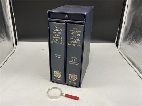 VINTAGE OXFORD DICTIONARY SET W/MAGNIFYING GLASS