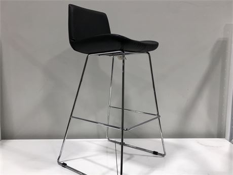 BLACK RIPLEY LEATHER CHAIR 40IN TALL
