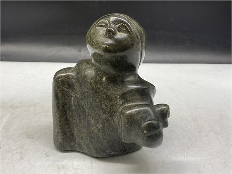 SIGNED 1972 INUIT SERPENTINE STONE SCULPTURE - REPULSE BAY - 6.5” TALL