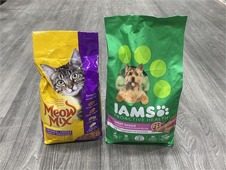 2 NEW BAGS OF PET FOOD - MEOW MIX & IAMS PROACTIVE