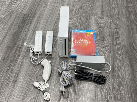 WII COMPLETE W/ 1 GAME (Turns on)