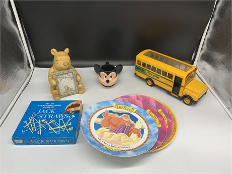 4 CHILDREN’S PLATES MINEY MOUSE CUP, POOH FRAME & CRAYOLA BUS